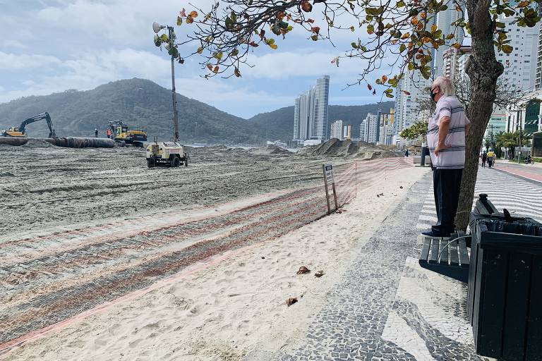 Mulheres atolam em obra que aumenta faixa de areia em Balneário Camboriú  (SC); veja vídeo - 27/10/2021 - Cotidiano - Folha