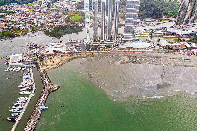 Veja o alargamento da praia em Camboriú