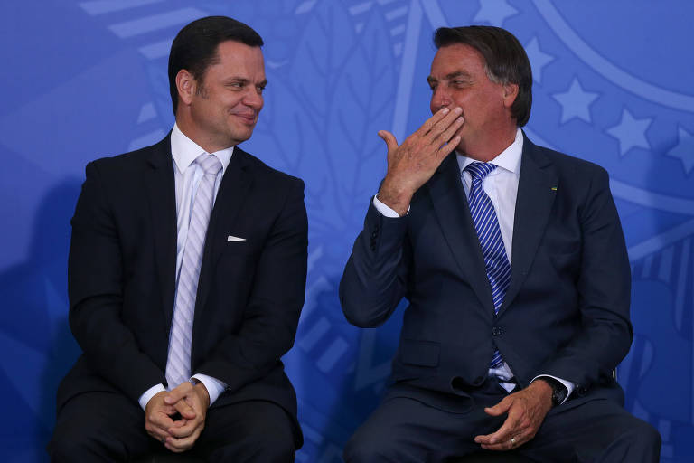 O presidente Jair Bolsonaro (PL) e o ministro da Justiça, Anderson Torres,  durante cerimônia no Palácio do Planalto
