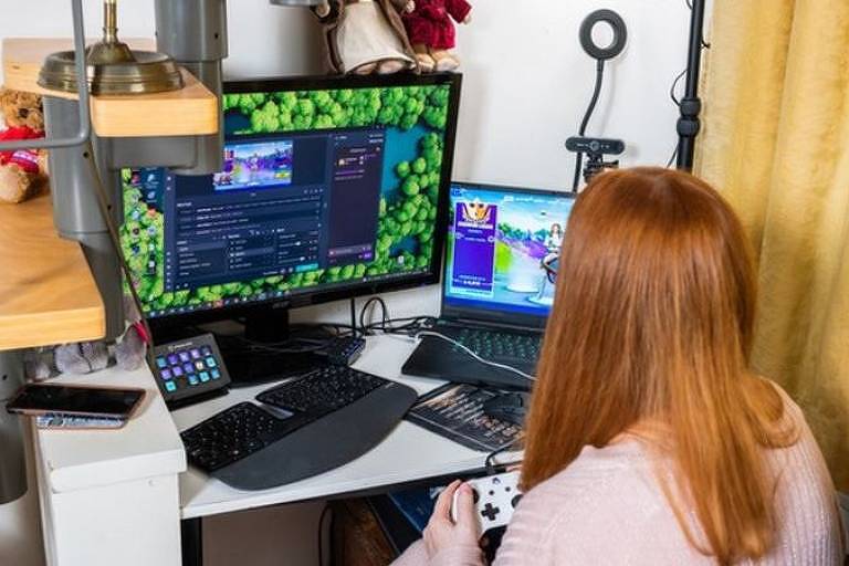 A britânica e jogadora de Fortnite Anne Fish em frente a computador
