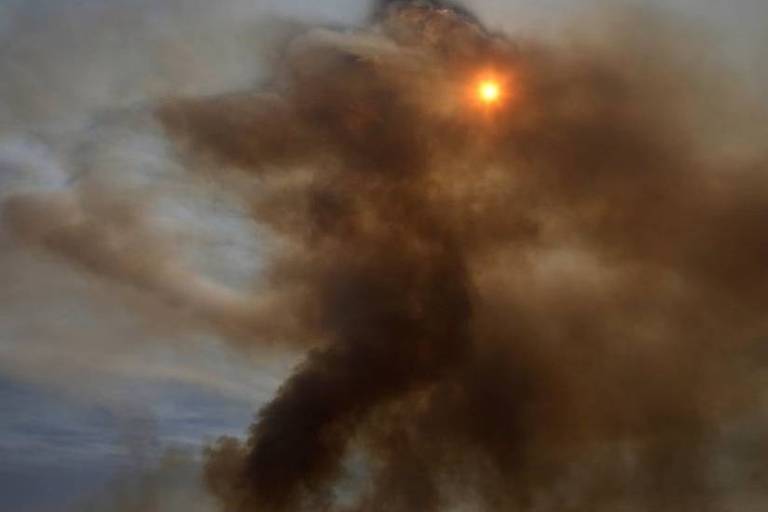 Imagem mostra um céu tomada por uma fumaça escura
