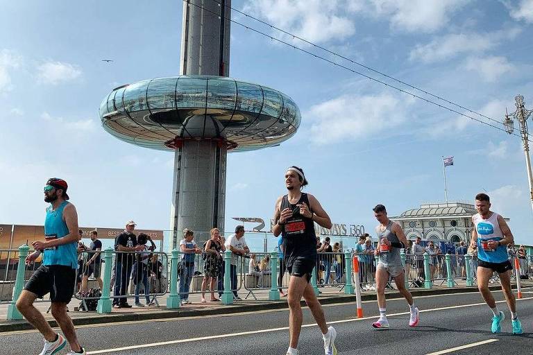 Pessoas participando de uma maratona que acontece nas ruas de Brighton, cidade da Inglaterra