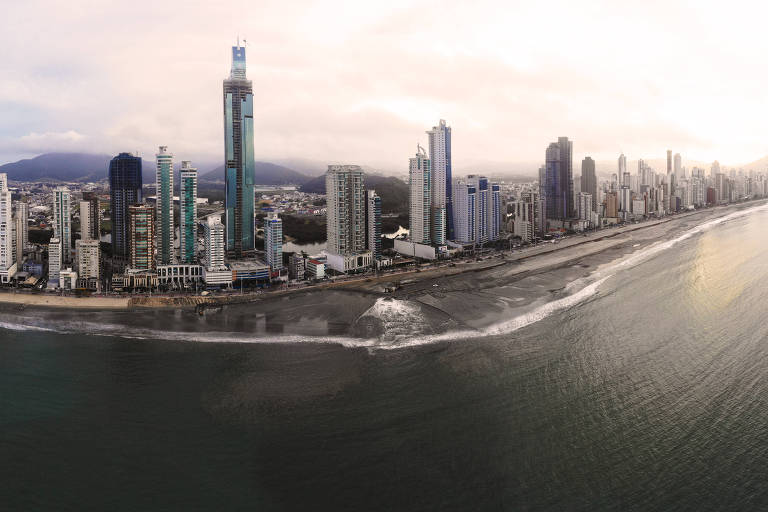 Areia movediça em Balneário Camboriú? Entenda o que acontece onde