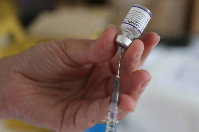 Morte de adolescente não tem relação com vacina da Pfizer, ao contrário do que sugere tuíte