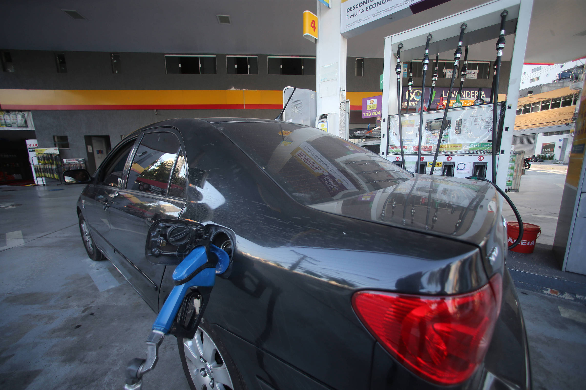 Preço médio da gasolina chega a R$ 7,47 após mega-aumento da Petrobras, diz  ValeCard - 14/03/2022 - Mercado - Folha