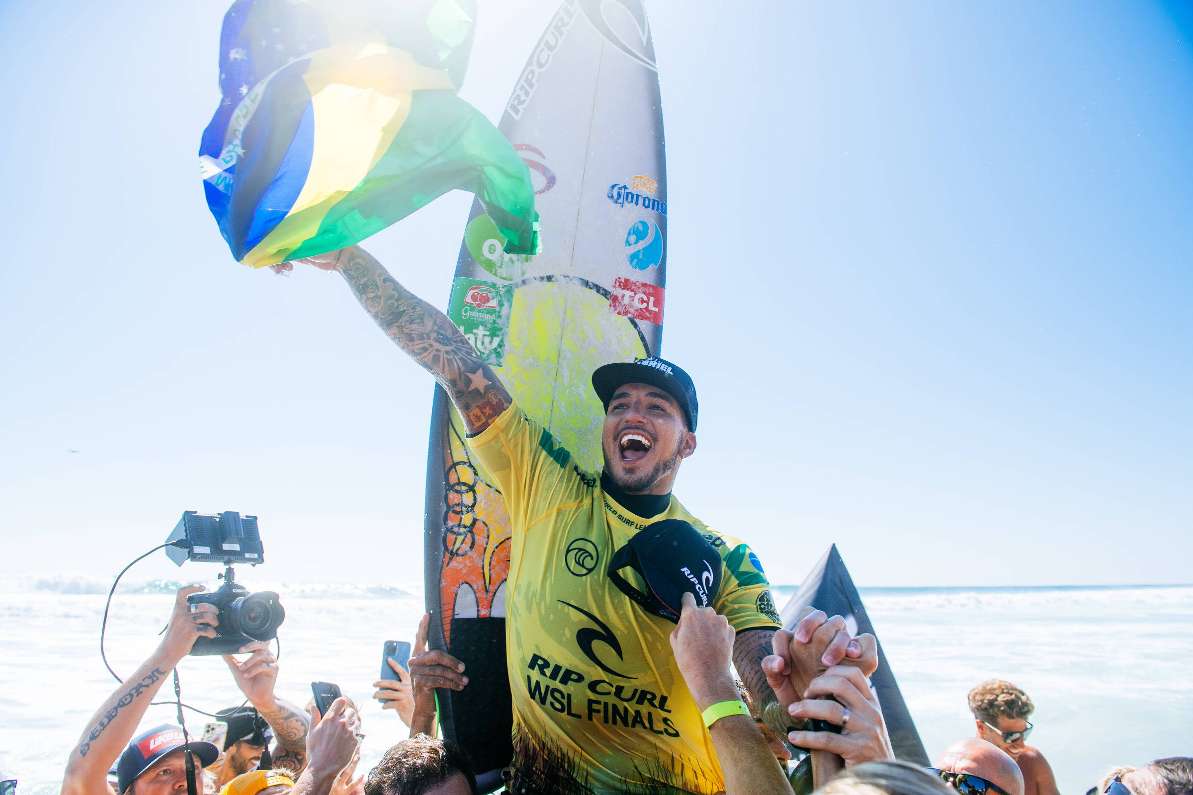 gabriel medina é tricampeão mundial!