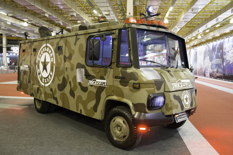 Imagem do caminhão Esquadrão de Elite, que transporta um escape room da Escape Time por São Paulo