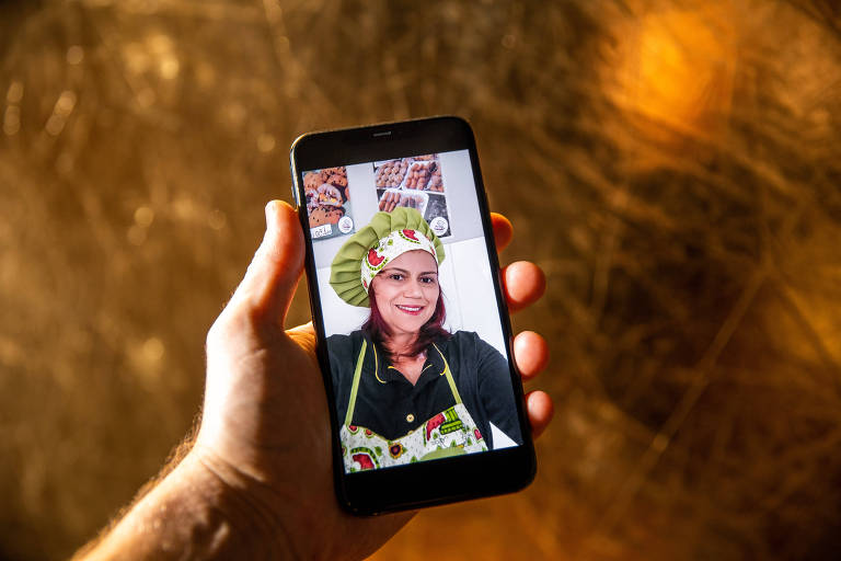 Retrato de mulher é exibido em tela de celular 