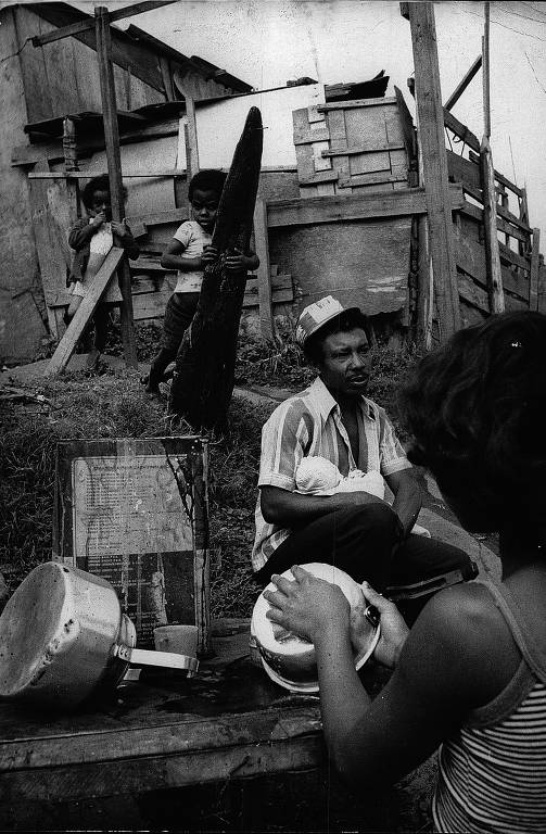 A fotógrafa Avani Stein registrou o cotidiano de famílias na comunidade de Paraisópolis, no ano de 1984