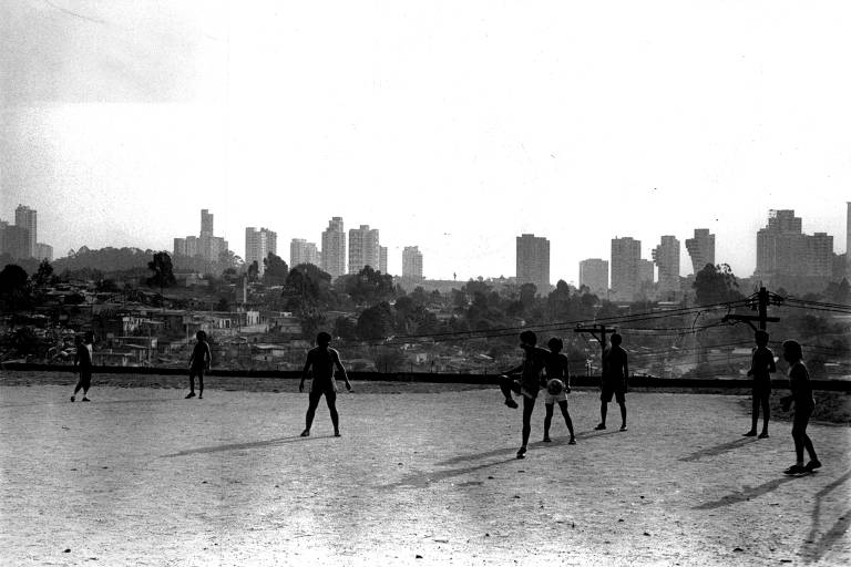 Crianças jogam bola em campinho de terra na favela de Paraisópolis, em agosto de 1987