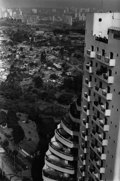 Foto de Sérgio Tomisaki, feita em agosto de 1987, já mostrava o enorme contraste entre os prédios luxuosos da região do Morumbi e a favela de Paraisópolis, na zona sul da capital paulista