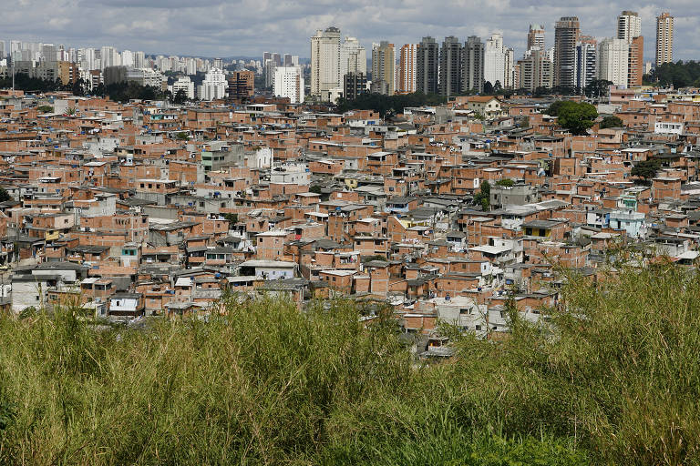 Comunidade de Paraisópolis com prédios luxuosos do bairro do Morumbi ao fundo