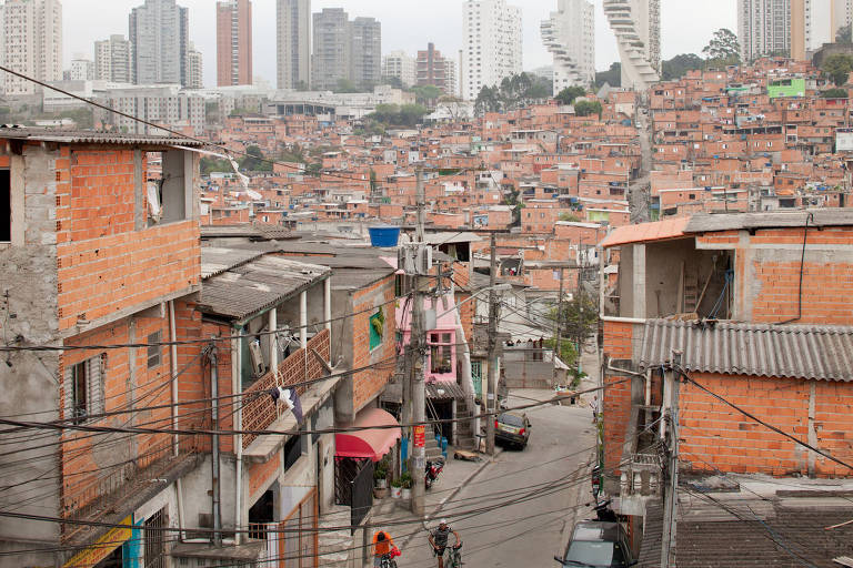 Vista de uma das ruas de Paraisópolis em 2012