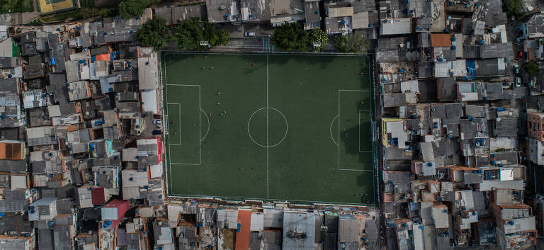 Vista aérea da Arena Palmeirinha, único campo de futebol de Paraisópolis, comunidade para mais de 70 mil pessoas, que fica na zona sul de São Paulo.
