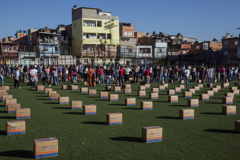 Distribuição de cestas básicas para os moradores da favela de Paraisópolis durante a pandemia de Covis-19