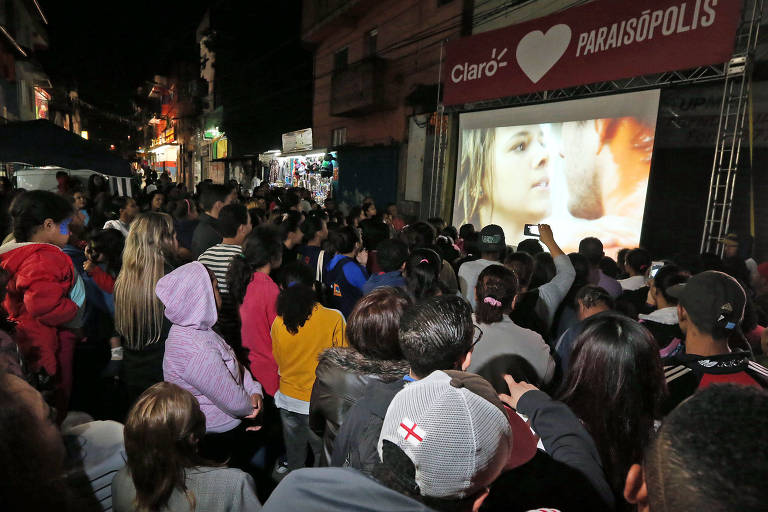 Apresentação do primeiro capitulo da novela "I Love Paraisópolis" , da Rede Globo, na rua Ernest Renan , em Paraisópolis