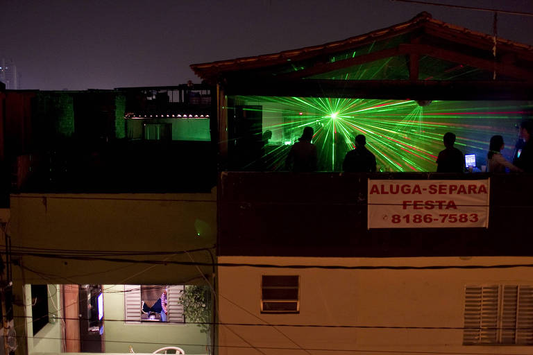 Vista do Havana Bar, que funciona em cima da laje de uma casa. A festa acontece a partir da meia noite e dura ate as cinco horas da manha. Em Paraisópolis, a moda em 2011 era alugar a laje para festas de aniversários, devido à falta de espaço nas casas