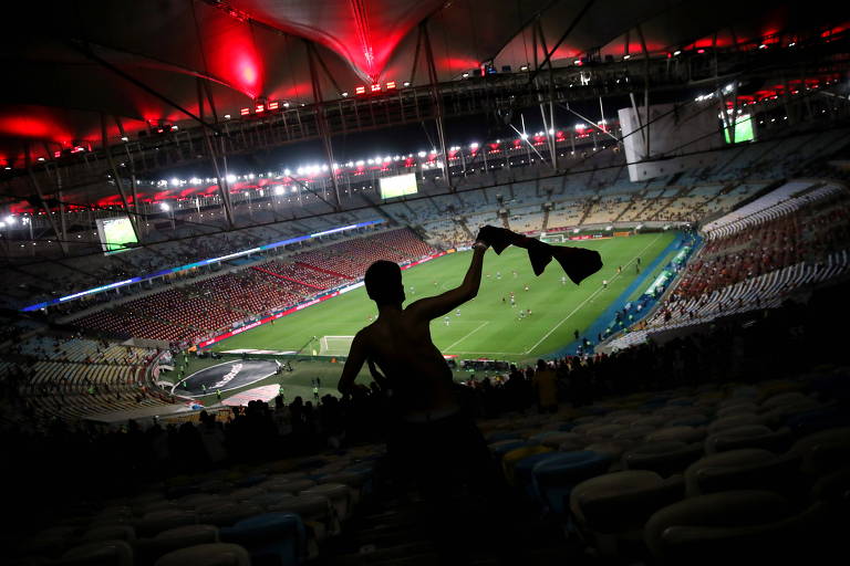 Os torcedores de futebol apoiam o estádio festivo do público do dia do jogo  da seleção nacional durante um jogo torcendo