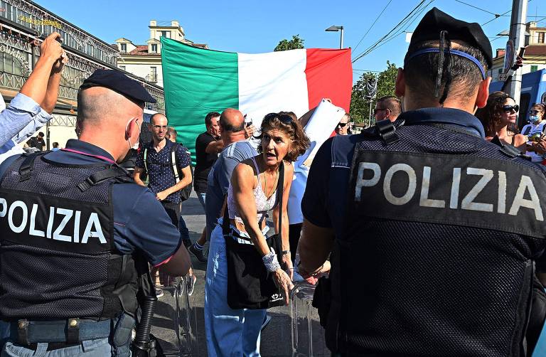 Polícia acompanha protesto contra obrigatoriedade do gress pass em Turim