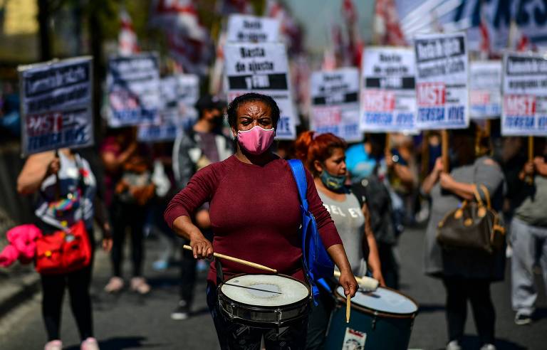 Argentinos protestam contra o presidente Alberto Fernandez, na avenida 9 de Julio, em Buenos Aires