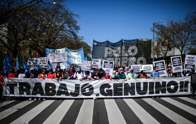 Organizações sociais tomaram as ruas da capital argentina para exigir mudanças econômicas, em meio a uma grave crise política que atinge o governo de Fernández