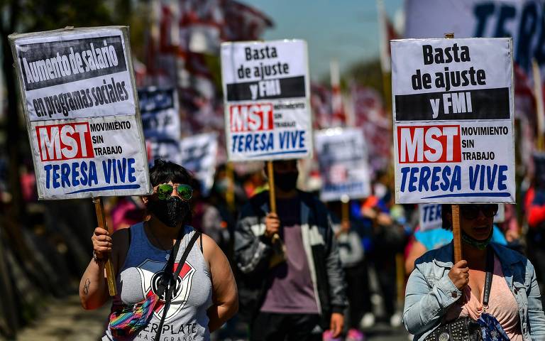 Movimentos argentinos contrários ao presidente vão às ruas de Buenos Aires pedir para que o governo não ceda às pressões do FMI, para quem a Argentina deve US$ 44 bilhões 