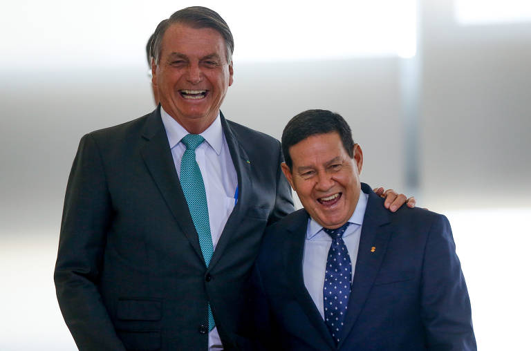 O presidente Jair Bolsonaro, acompanhado do vice presidente Hamilton Mourão, participa de cerimônia de anúncio de avanços no programa Casa Verde Amarela, de habitação popular. No palácio do planalto