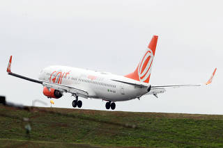 FILE PHOTO: A Boeing 737 airplane of Gol Linhas Aereas lands at Congonhas airport in Sao Paulo