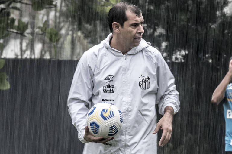 Fábio Carille comanda treino do Santos no CT Rei Pelé