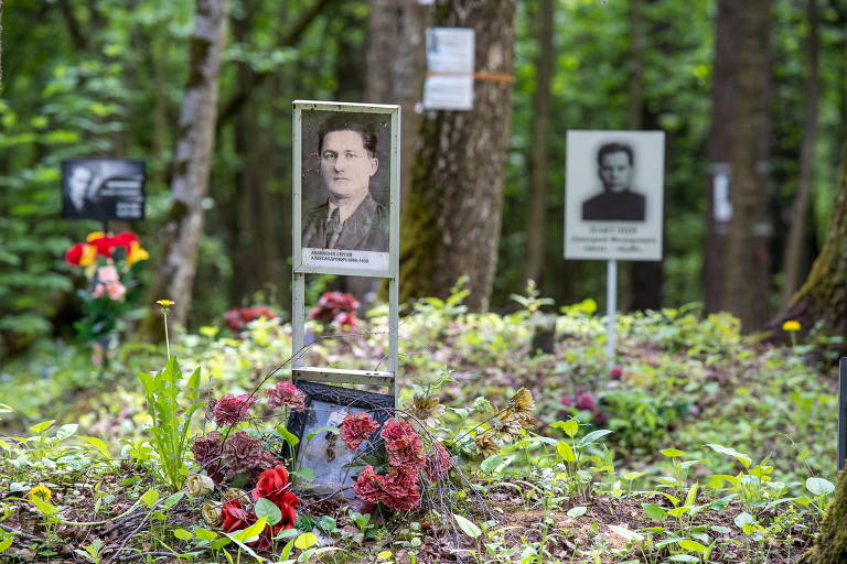 Retratos de vítimas da repressão em um centro de informações aberto no cemitério em massa de Kommunarka, que contém os restos mortais de milhares de pessoas executadas pela polícia secreta NKVD (anterior à KGB), de 1937 a 1941, nos arredores de Moscou