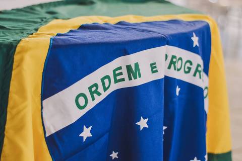 Bandeira do Brasil disposta sobre uma mesa redonda