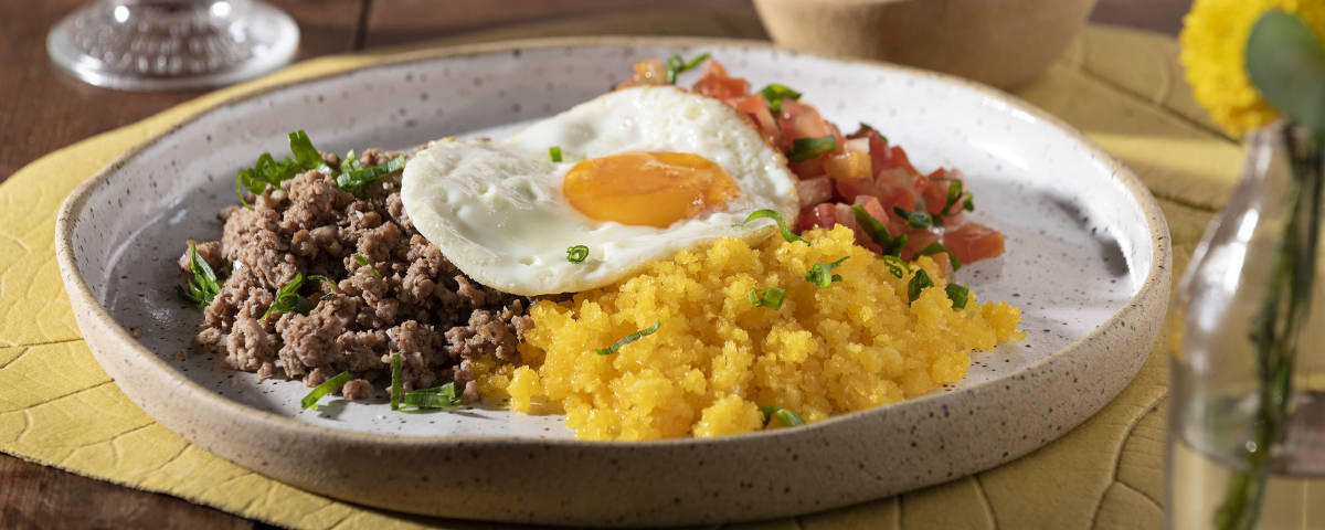 Casa Tucupi tem sugestões como o Baixaria (R$ 30), um prato típico acreano, que leva cuscuz de milho, carne moída, salada de tomate e cebolinha e ovo frito com gema mole