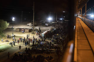 People seeking asylum wait to turn themselves in to Border Patrol agents, near the Del Rio International Bridge in Del Rio, Texas on Thursday, Sept. 16, 2021. (Verónica G. Cárdenas/The New York Times)