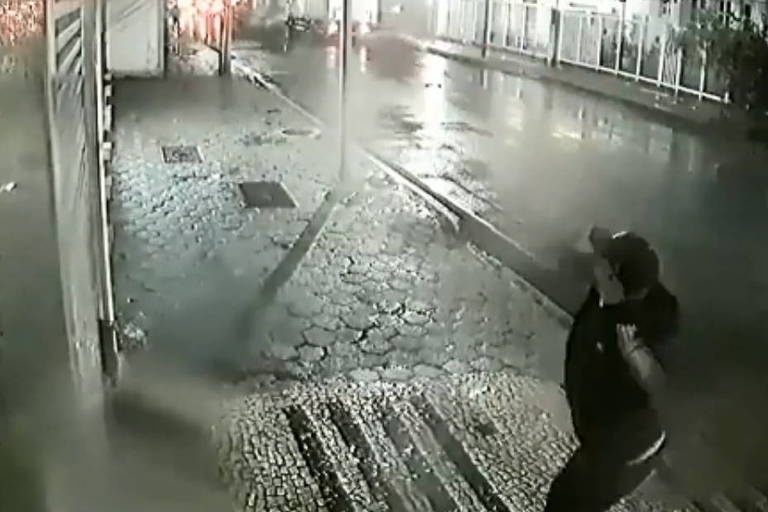 Em imagem de câmera de segurança, homem lança explosivo contra o consulado da China no Rio
