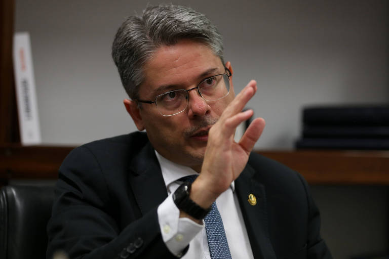O senador Alessandro Vieira (Cidadania-SE) durante entrevista à Folha em seu gabinete, no Senado Federal