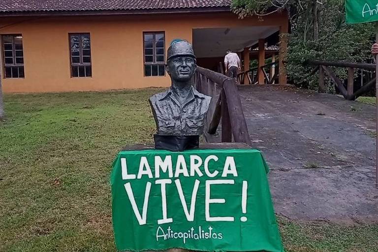 Inauguração de novo busto de Carlos Lamarca em Cajati (SP)