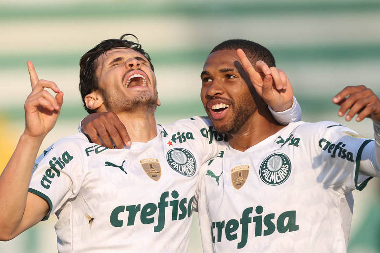 O jogador do Palmeiras Raphael Veiga (à esq.), que marcou o primeiro gol, é abraçado pelo atacante Wesley