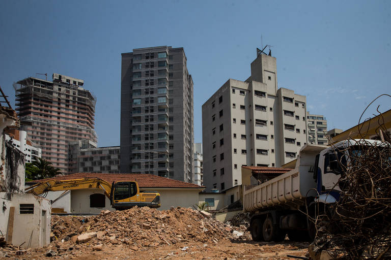 Demolições se tornaram algo comum no trajeto dos paulistanos, especialmente nas áreas chamadas de Zonas de Estruturação Urbana, que chegou a permitir altura ilimitada para novos edifícios. Na foto, um terreno de casas demolidas em Pinheiros