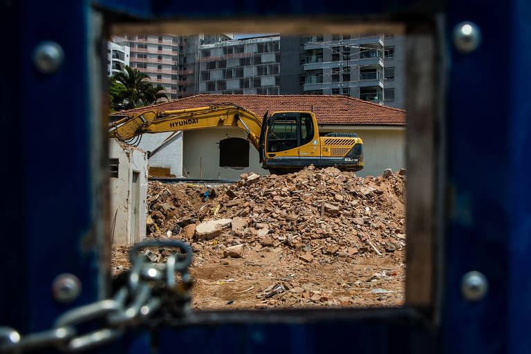 Um terreno de casas demolidas em Pinheiros, na rua João Moura