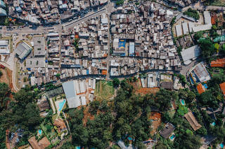 Vista aérea da divisa entre Paraisópolis e Morumbi, em SP