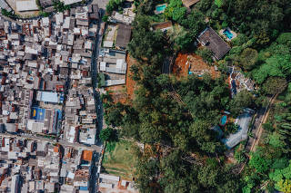 Vista aérea da divisa entre Paraisópolis e Morumbi, em SP