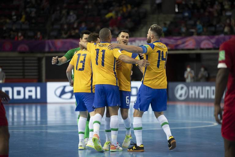 Jogadores da seleção brasileira de futsal durante partida contra o Panamá