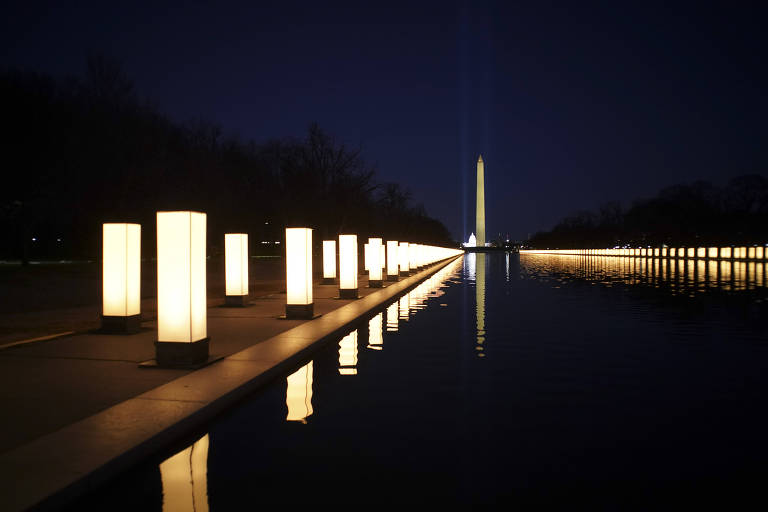 Colunas iluminadas representando as vítimas de Covid-19 ao longo do Lincoln Memorial, no National Mall, em Washington, em janeiro deste ano