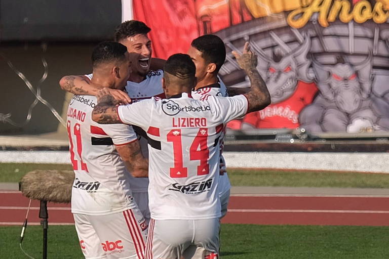 Rigoni comemora com outros jogadores seu gol na vitória do São Paulo sobre o Atlético-GO