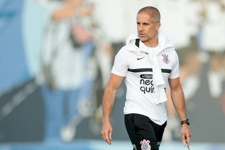 O técnico Sylvinho durante treino do Corinthians no CT Joaquim Grava. Ele permanece no cargo, mas a pressão continua sobre seu trabalho
