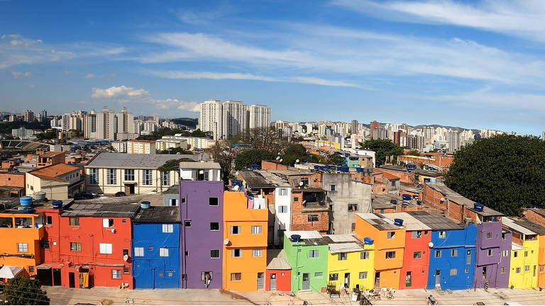 Casas reformadas e pintadas com cores vibrantes, em São Bernardo do Campo, após o projeto Viver Melhor do governo de SP