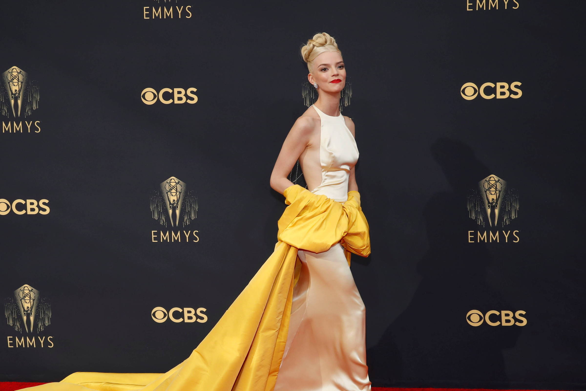 Anya Taylor-Joy diz ter desenhado vestido do Emmy