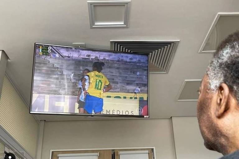Pelé acompanha Marta em ação pela seleção brasileira