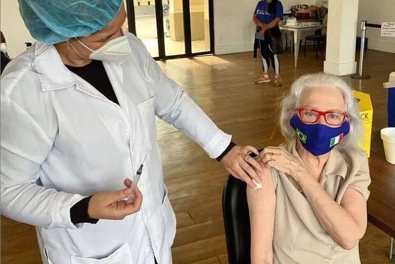 Fernanda Montenegro toma a 3ª dose da vacina contra a Covid