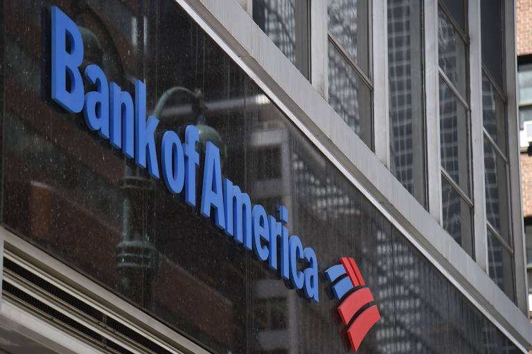Imagem mostra fachada do Bank of America. É um prédio preto com o logotipo em azul e vermelho.